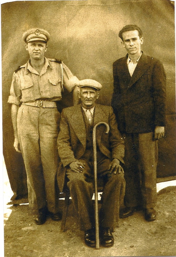 Στη Θεσσαλονίκη 1950, Λευτέρης Μακρυγιάννης με τον πατέρα του Νίκο και τον Απόστολο Λεων. Γκέκα